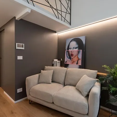 Apartment Shic - The Smallest House In The - A Unique Design Experience *